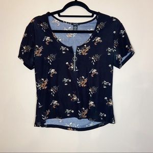 RUE 21 CROPPED BLACK FLORAL SHORT SLEEVE TSHIRT WITH ZIPPER